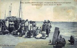 Saint-Louis — Femmes de tirailleurs accompagnant leurs maris au Maroc